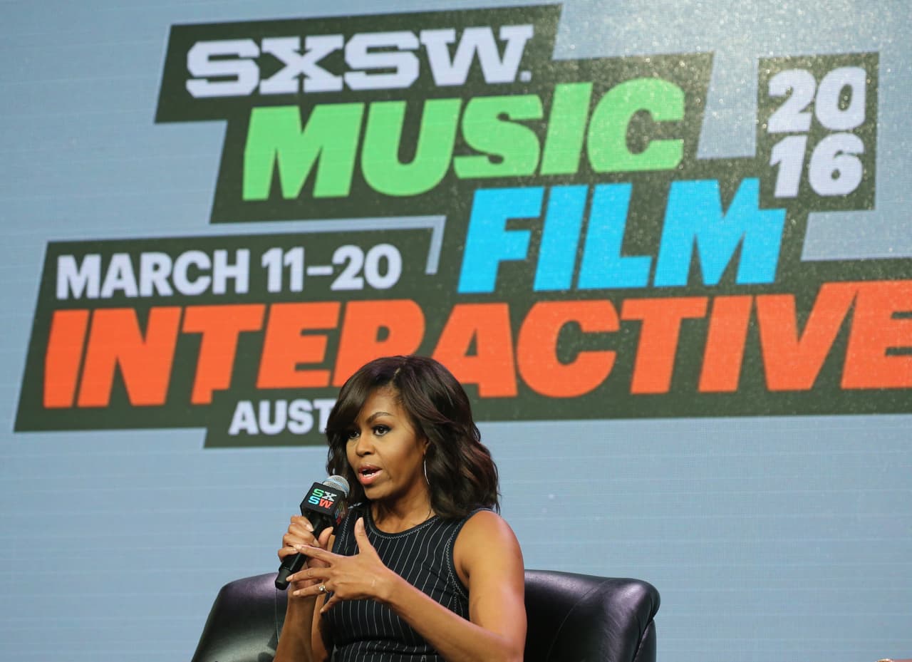 “Primero lo primero… Escucha a una mujer que te importe y después pregunta qué es lo que esa persona pueda necesitar… Involúcrense en la iniciativa de educación de la primera dama”, dijo la actriz Sophia Bush.