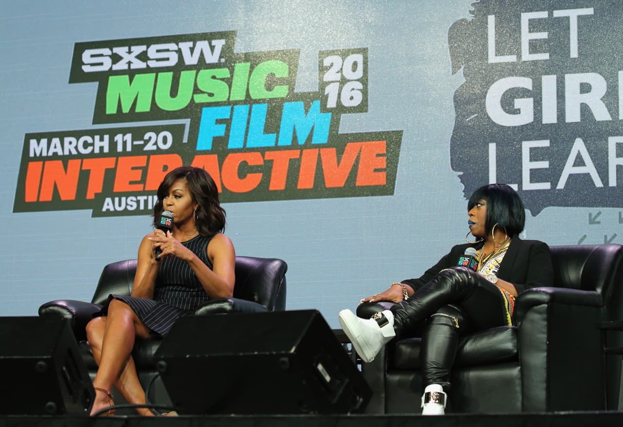 “Mi reacción a esos comentarios era ‘ya verán’. Sin embargo, no todos reaccionan de esa forma y hay muchos jóvenes cuyos sueños se olvidan… Aún hoy veo los efectos de dudar de tantas personas jóvenes, particularmente las chicas”, agregó Obama.