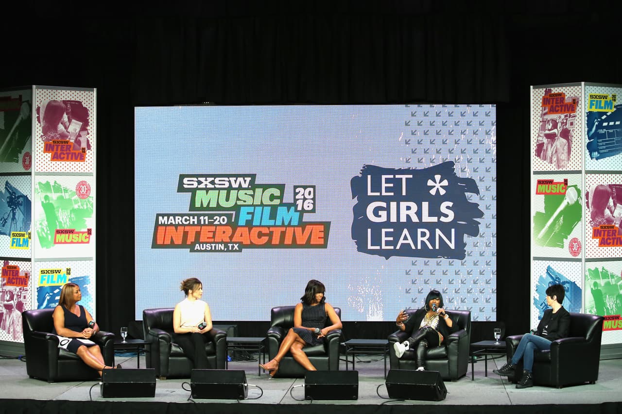 “Haber crecido como una niña afroamericana en el sur de Chicago, donde las expectativas para mi eran limitadas y mientras estaba tratando de ser una buena estudiante, había muchas personas alrededor de mí diciendo que no podría”, dijo Obama al inicio de su participación.