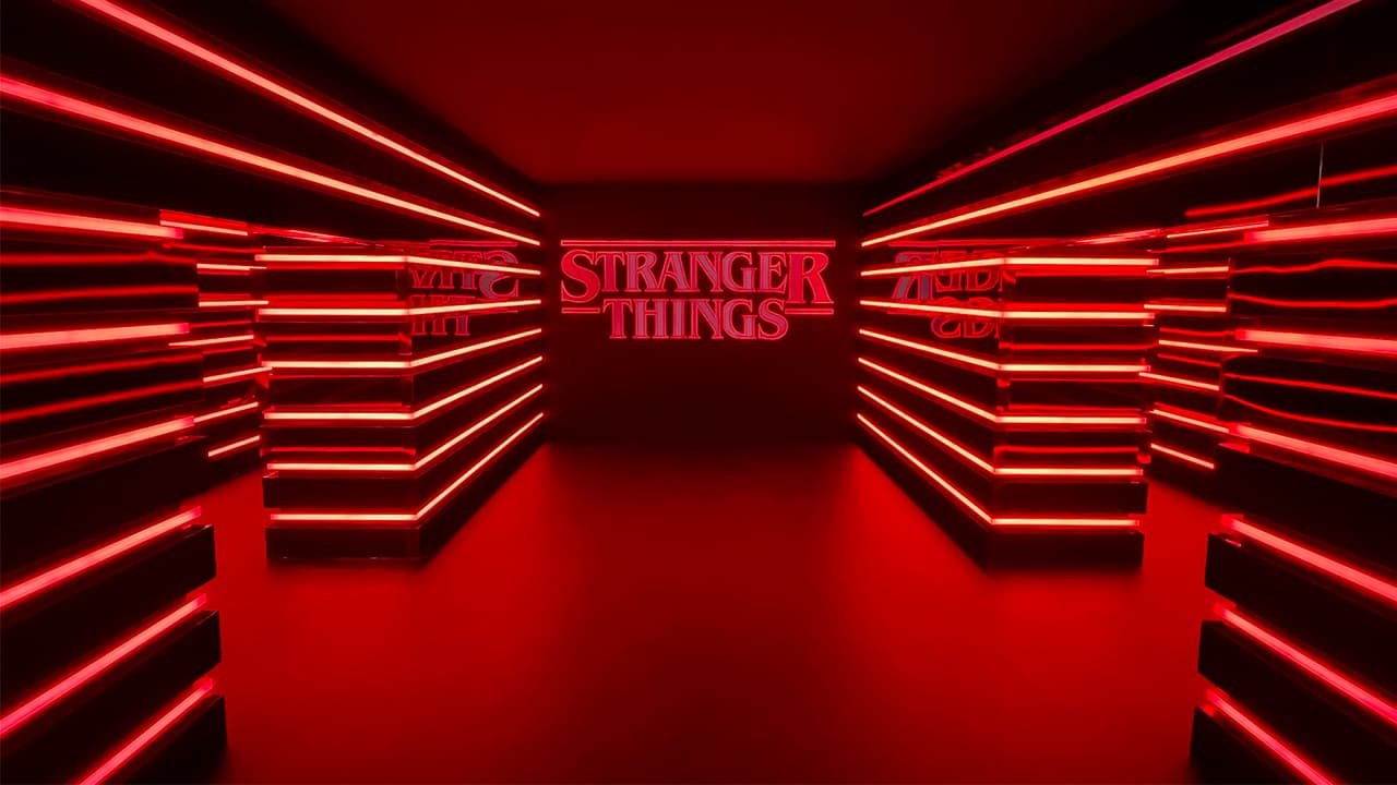 “La tienda de Stranger Things enviará a los visitantes directo al corazón de Hawkins, ine una verdadera experiencia de venta inmersiva empapada de la vibra de los 80”, advierte 
<b>Greg Lombardo, director de experiencias de Netflix</b>.