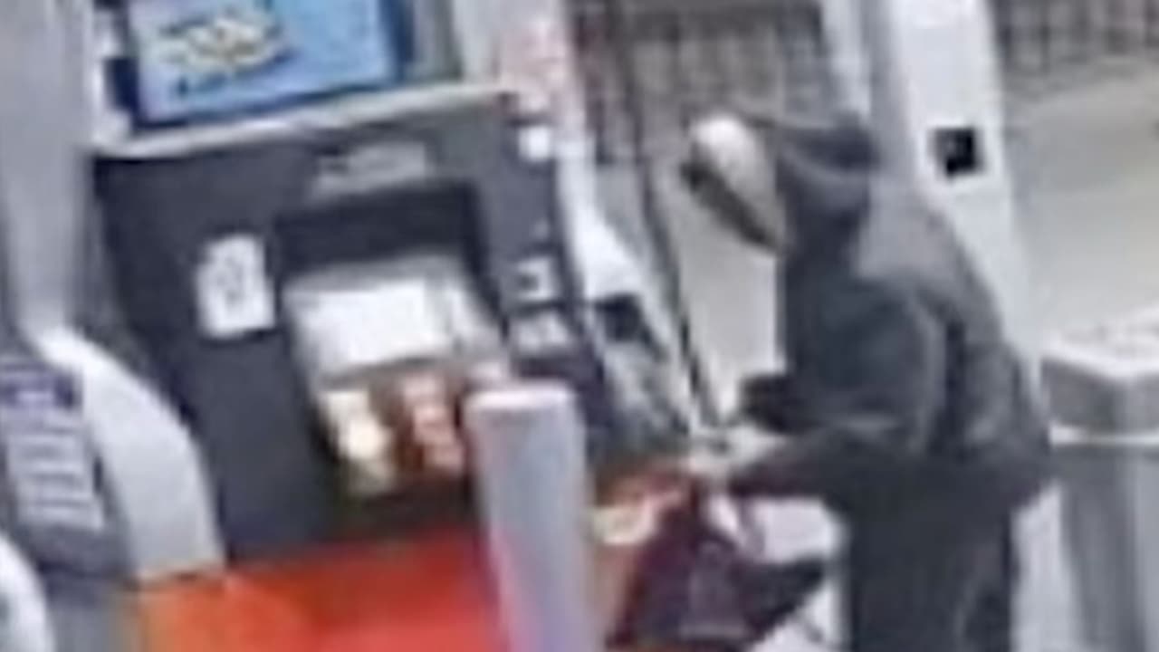 Las imágenes iniciales lo muestran entrando al establecimiento alrededor de las 9:03 p.m., pagando en la caja y
<b>llenando una botella con gasolina. </b>Veinte minutos después,
<b>Reed aborda un tren de la Línea Azul, exactamente a las 9:04 p.m., </b>según los registros de vigilancia.