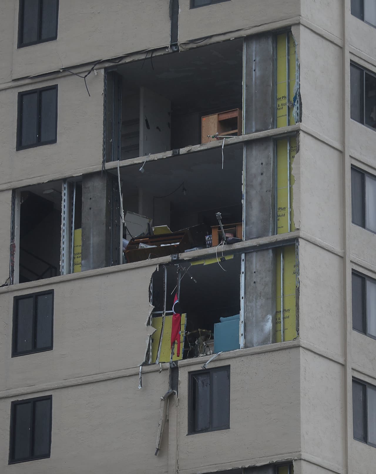 Un edificio de apartamentos dañado por los fuertes vientos en Panama City. En el último reporte las se muestra que Michael comienza a debilitarse levemente.