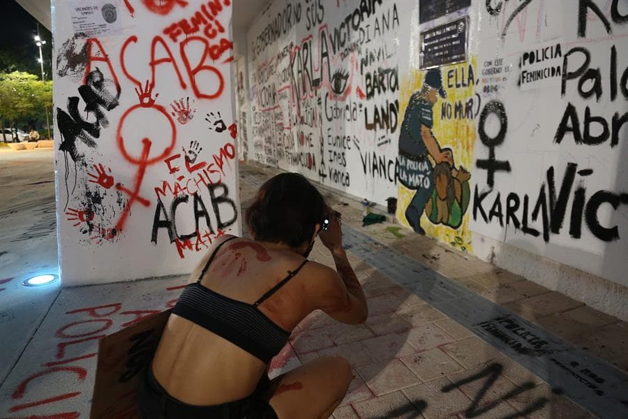 En
<b>Cancún</b>, cientos de mujeres salieron a repudiar el acto en que murió la madre de dos niñas. Los colectivos feministas protestaron contra la violencia sistemática que sufren las mujeres en México, país en
<b>el que asesinan a más de diez al día</b> según varias asociaciones civiles.