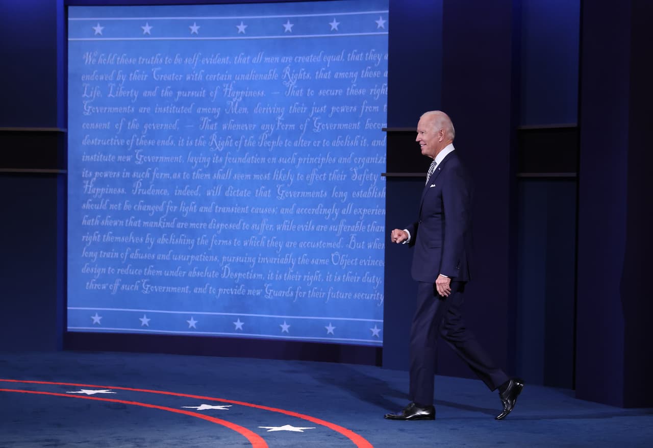 El momento de la entrada de Biden. Los organizadores acordaron con las campañas que los candidatos no se saludarían al entrar al escenario.