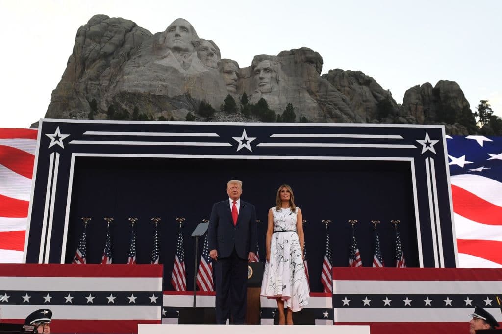 El presidente Trump se dirigió este viernes a una multitud en gran parte sin máscaras de protección para el coronavirus en el Monte Rushmore de Dakota del Sur, por el Día de la Independencia.