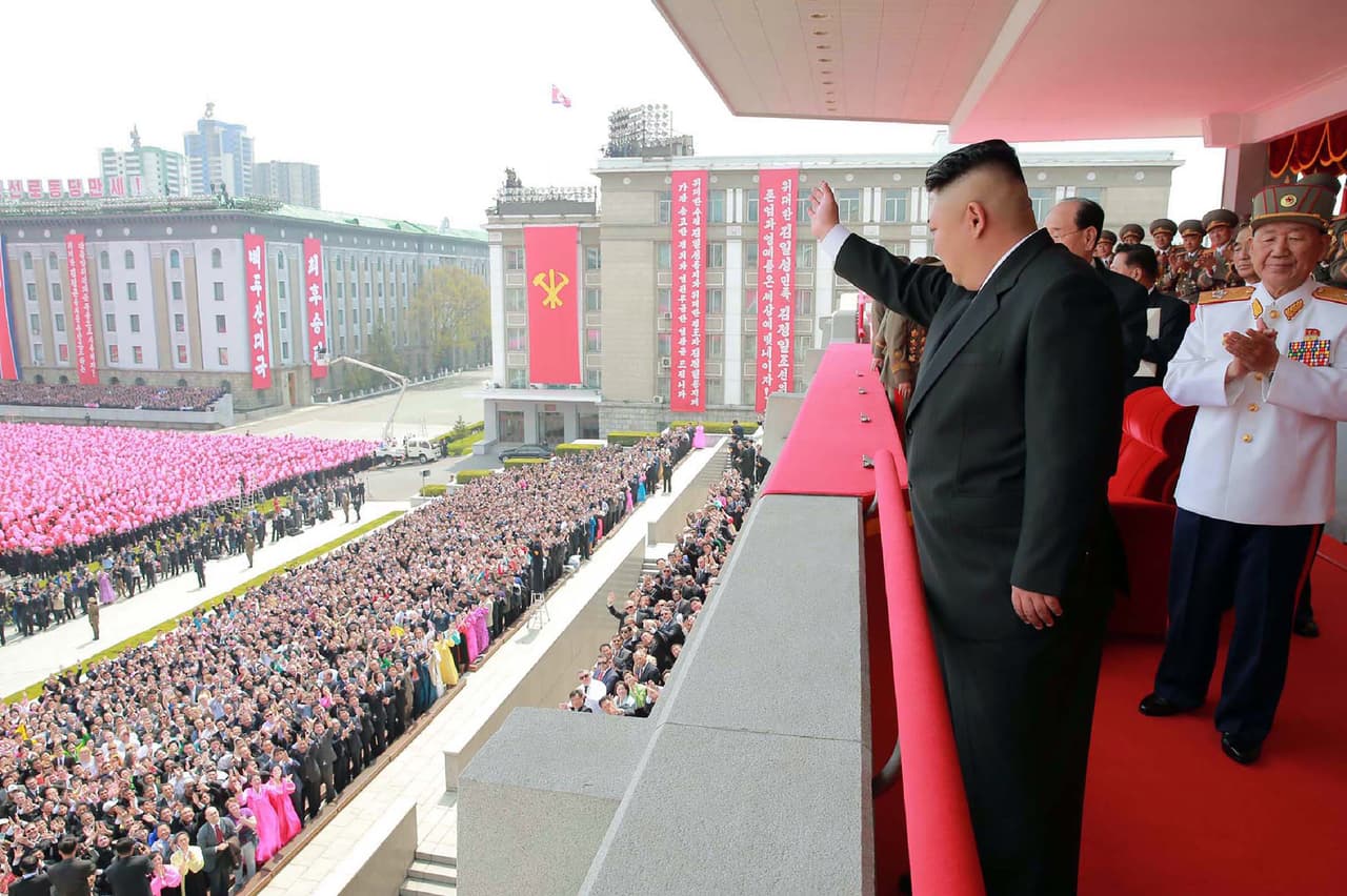 En abril de 2017 el líder supremo de Corea del Norte, Kim Jong Un, presidió un desfile militar por el 105 aniversario del nacimiento de su abuelo Kim Il Sung, fundador de la República de Corea del Norte.