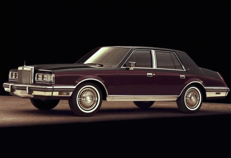 El Lincoln Continental de 1982 compartía su mecánica con modelos tan disimiles como el Ford Mustang y el Mercury Cougar entre otros.