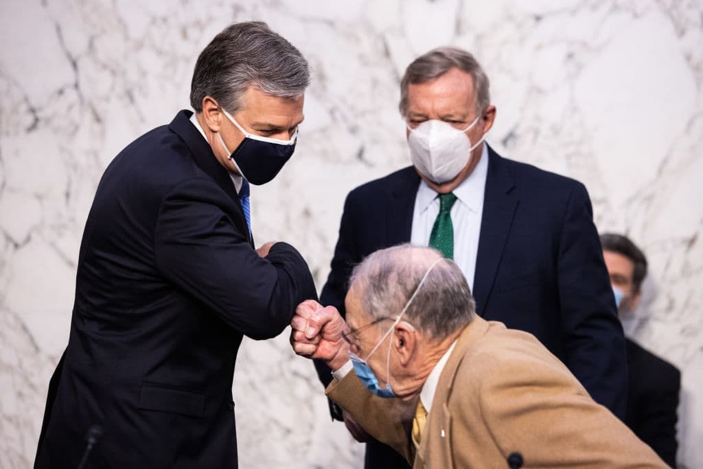 A su llegada a la sala del Comité Judicial del Senado, Wray saludo usando los protolos de cortesía impuestos por la pandemia del coronavirus a los líderes del panel: el senador republicano Chuck Grassley y el demócrata Dick Durbin.