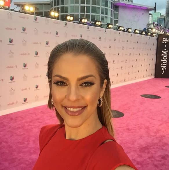 "El secreto para que mi maquillaje se vea natural y sea duradero es porque uso una base liviana", compartió Dani.