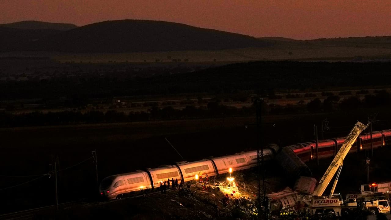 Cae la noche en Toledo, España, entre labores por el choque de trenes que dejó decenas de muertes