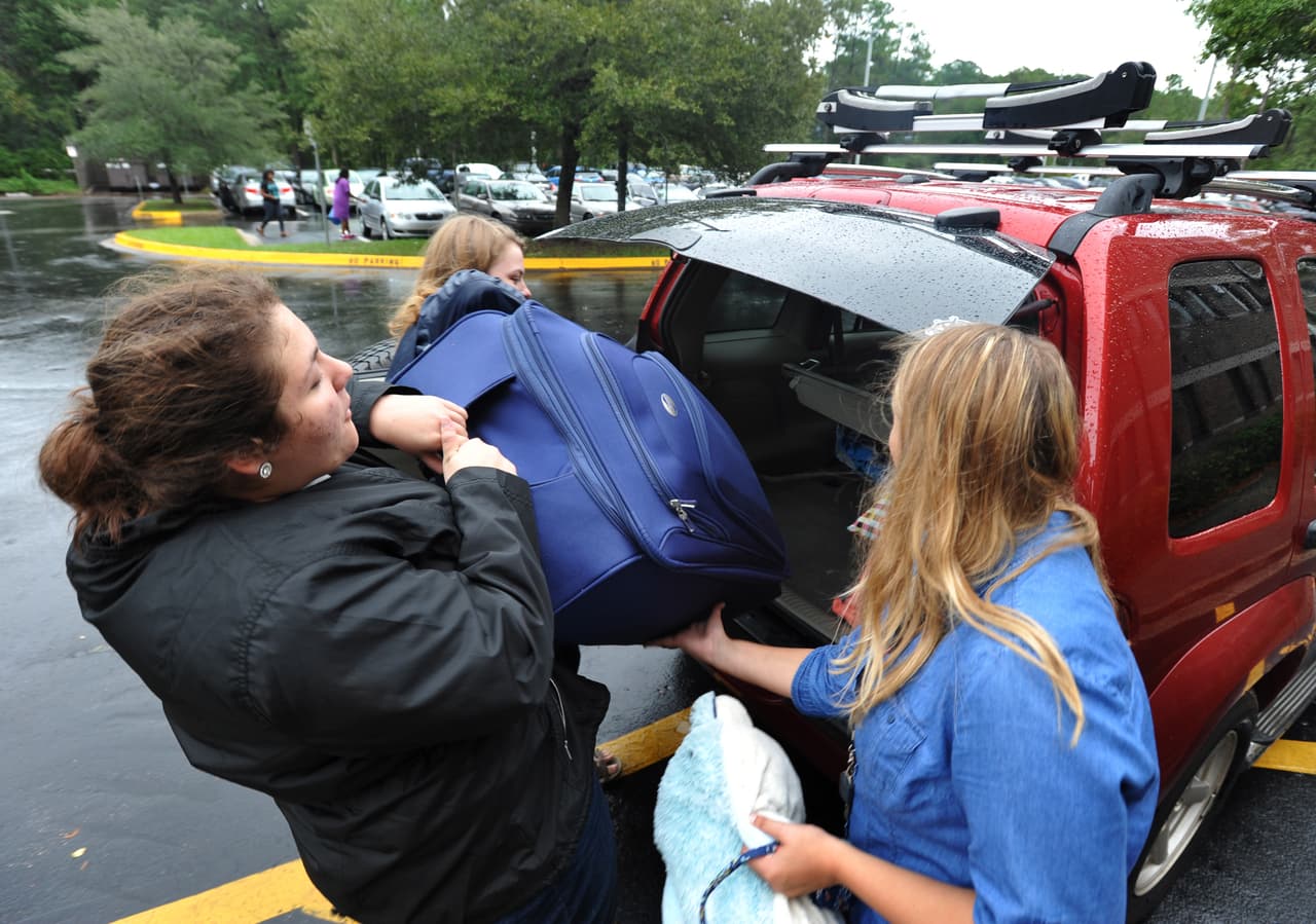 Estudiantes de la universidad de North Florida se preparan para evacuar la zona de Lowe, Jacksonville, al noreste de Florida.