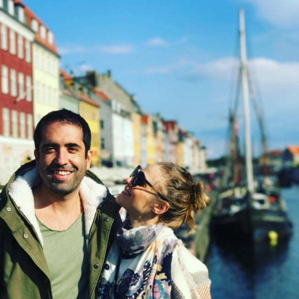 También se fue de viaje por Europa en compañía de su esposo.