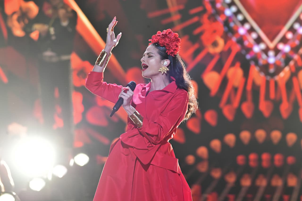 Su bello tocado fue hecho a mano por ella misma: "Me encanta hacerme mis tocados de flores y para cada ocasión suelo hacerme uno nuevo yo misma".