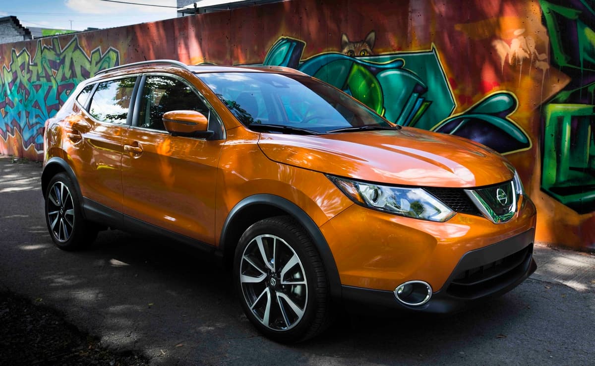 <b>Nissan Rogue Sport</b>
<br>
<br>Este SUV mediana le permite a Nissan estar dentro de esta lista de eficiencia. Se trata de un producto que además de tener buen equipamiento, tiene una cabina amplia donde sin problema personas altas pueden realizar recorridos largos.
<br>