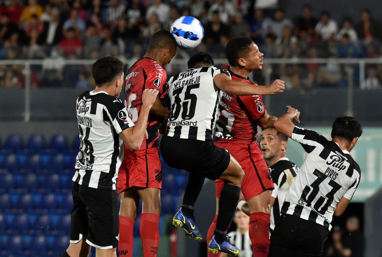 Libertad y Paranaense empataron 1-1, pero el club brasileño calificó a los Cuartos de Final por ganar 2-1 la ida de los Octavos de Final.