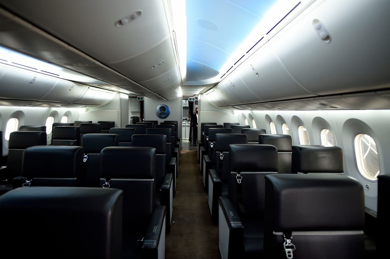 Este avión de doble pasillo, cuyo modelo es el Dreamliner, mide 60 metros de longitud 
<b>y en el mercado tiene una capacidad para unos 300 pasajeros, fue adaptado para el uso del presidente y pintado con los colores de la bandera mexicana.</b>
<br>
<br>Además, fue llamado con el nombre del líder independentista José María Morelos y Pavín, algo que enerva al actual presidente, quien este lunes recordó que Morelos encarnaba "la lucha por la igualdad".