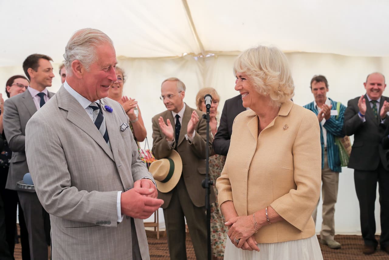 La duquesa fue 
<b><a href="https://www.univision.com/famosos/el-principe-carlos-y-camilla-parker-viven-su-mini-spring-break-en-barbados-y-el-sol-no-los-perdono-fotos">acompañada por su esposo, el príncipe Carlos</a></b>, quien frente a los asistentes le cantó 'Cumpleaños feliz'.