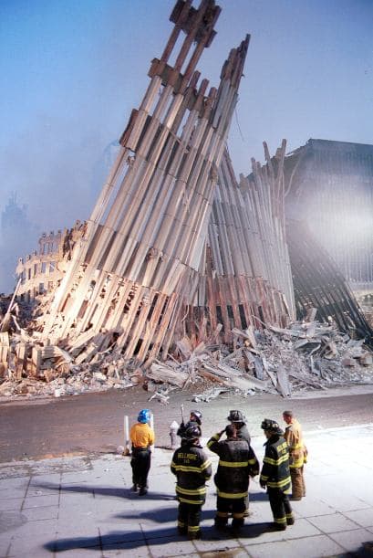 El 11 de septiembre Estados Unidos fue víctima de horrendos ataques terroristas: Al Qaeda secuestró e impactó cuatro aviones contra varios objetivos y que causaron la muerte y destrucción, siendo el episodio que precedería a la guerra de Afganistán y a la adopción por el Gobierno estadounidense y sus aliados de la política denominada de Guerra contra el terrorismo. Los atentados fueron cometidos por diecinueve miembros de la red yihadista Al-Qaida,1 divididos en cuatro grupos de secuestradores, cada uno de ellos con un terrorista piloto que se encargaría de pilotar el avión una vez ya reducida la tripulación de la cabina. Los aviones de los vuelos 11 de American Airlines y 175 de United Airlines fueron los primeros en ser secuestrados, siendo ambos estrellados contra las dos torres gemelas del World Trade Center, el primero contra la torre Norte y el segundo poco después contra la Sur, provocando que ambos rascacielos se derrumbaran en las dos horas siguientes.2 3 El tercer avión secuestrado pertenecía al vuelo 77 de American Airlines y fue empleado para ser impactado contra una de las fachadas del Pentágono, en Virginia. El cuarto avión, perteneciente al vuelo 93 de United Airlines, no alcanzó ningún objetivo al resultar estrellado en campo abierto, cerca de Shanksville, en Pensilvania, tras perder el control en cabina como consecuencia del enfrentamiento de los pasajeros y tripulantes con el comando terrorista.