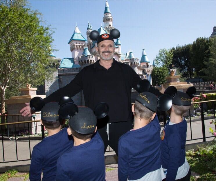 Miguel Bosé no sólo tuvo la fortuna de ser padre de Diego y Tadeo en 2011, pues sólo siete meses después llegaron al mundo sus otros mellizos: Ivo y Telmo.