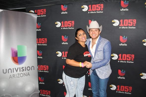 El Dasa no solo deleitó a sus fans con su voz y carisma, también compartió con ellos tomándose fotos antes del concierto. 