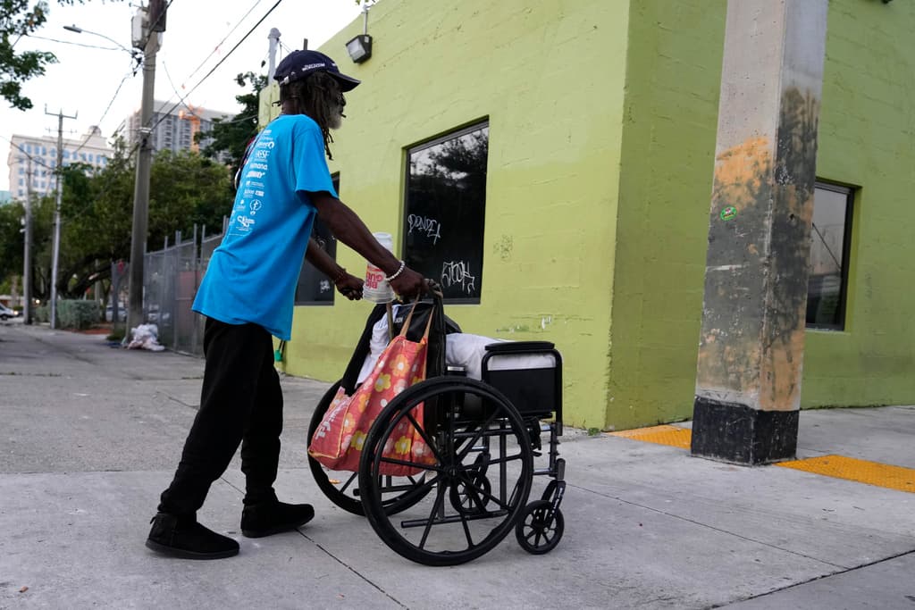 La falta de camas en los refugios ha dejado a miles de personas sin opciones seguras donde dormir, complicando aún más su situación.