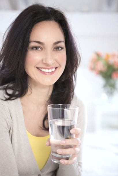 El agua es una buena opción para reemplazar el café, las sodas y otras bebidas con cafeína.