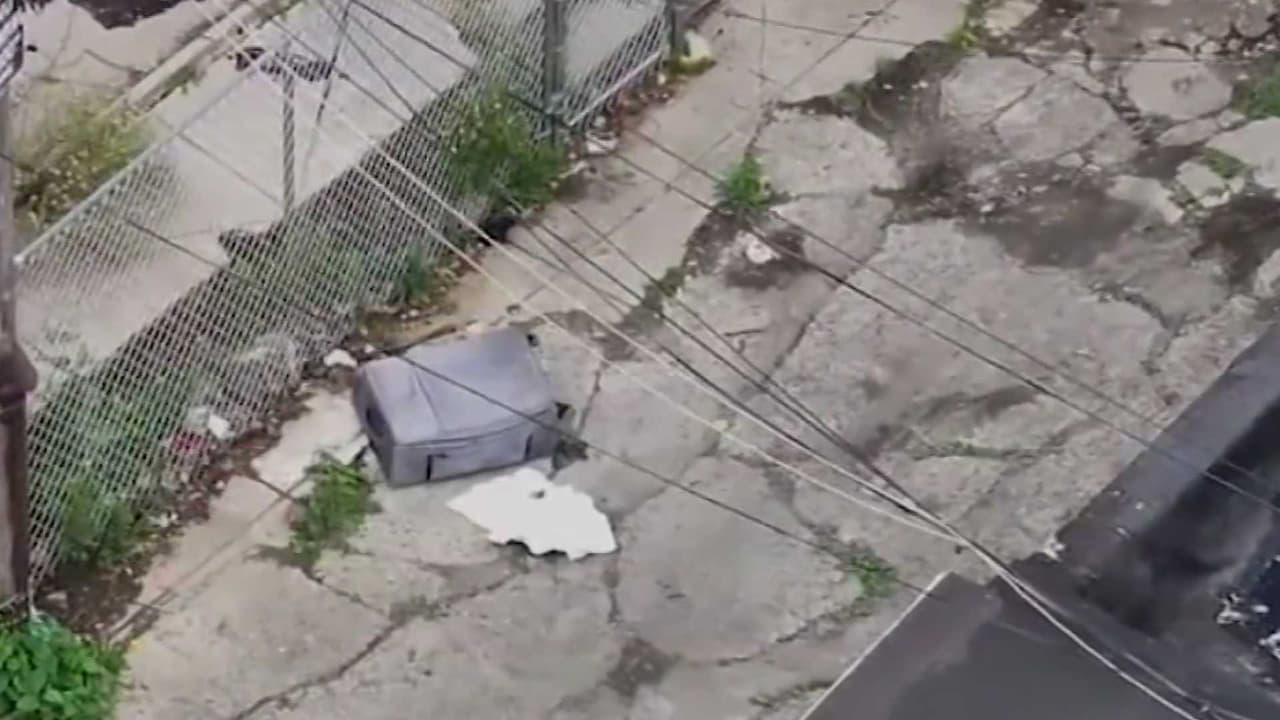 Identifican a hombre muerto encontrado en una maleta en Kensington; hay cuatro detenidos