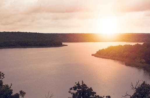 <b>Lake Mineral Wells </b>Mineral Wells 
<br> 
<br>Lake Mineral Wells State Park cuenta con un hermoso paisaje y también comodidades al aire libre. Se encuentra a 45 minutos al oeste de Fort Worth.