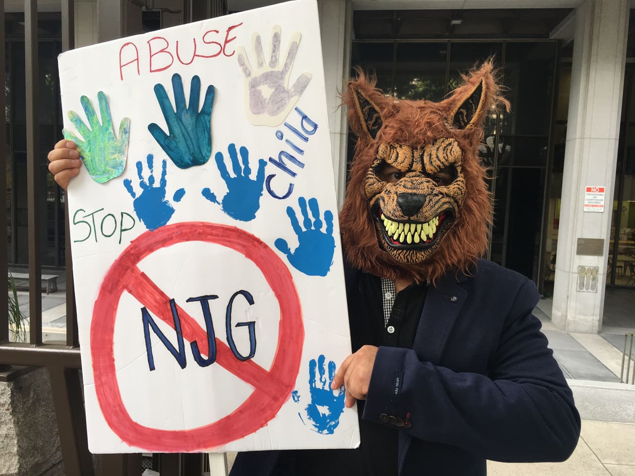 Este hombre que usaba una máscara afirma que el director internacional de La Luz del Mundo se masturbó delante de él hace ocho años en San Diego, California. Asegura que lo amenazaron de muerte.