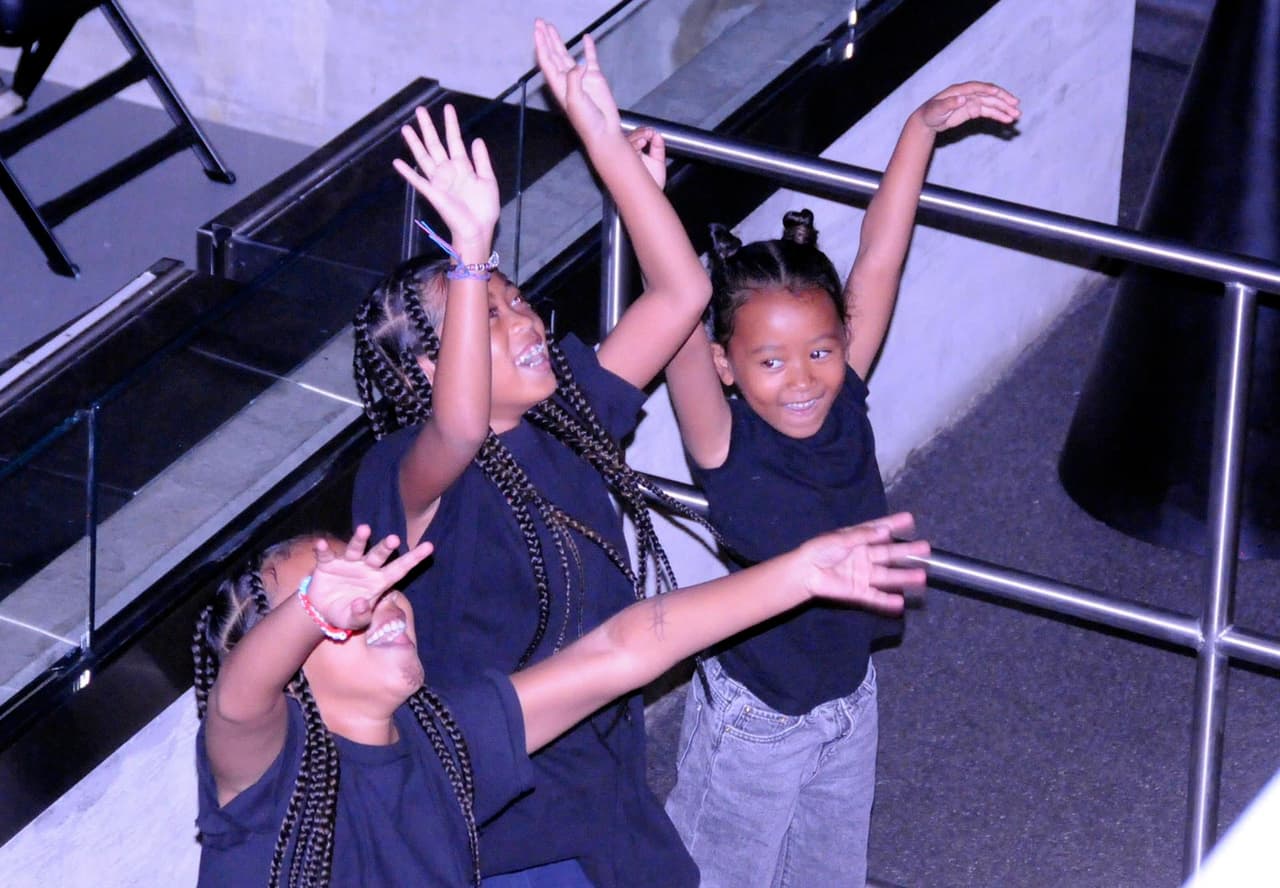 "Kim está tratando de brindar apoyo. Está enfocada en la crianza compartida. De lo contrario, nada ha cambiado. Todavía están avanzando con el divorcio", aseguró. Kim Kardashian y Kanye West se casaron en 2014.