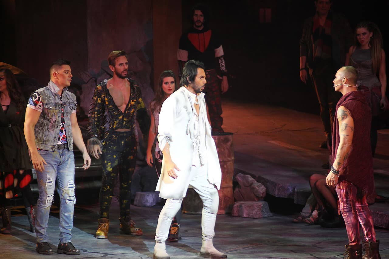 En esta puesta en escena también participan Beto Cuevas, Yahir, 
<b><a href="https://www.univision.com/shows/hoy/maria-jose-enamorada-de-enrique-guzman-la-cantante-se-lo-confiesa-y-esto-fue-lo-que-asegura-que-paso-video" target="_blank">Enrique Guzmán y María José. </a></b>