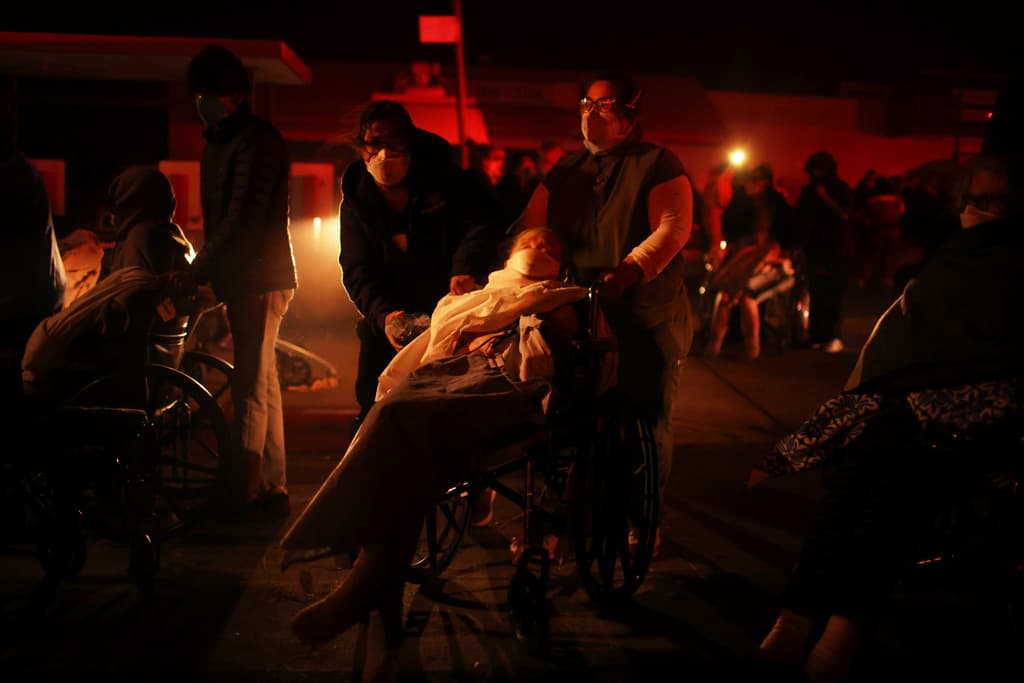 Los residentes de un centro de cuido para personas de 
<b>la tercera edad</b> tuvieron que desalojar ante la cercanía del incendio Eaton. Se informó que entre los afectados estaba 
<b>un hombre de 102 años.</b>