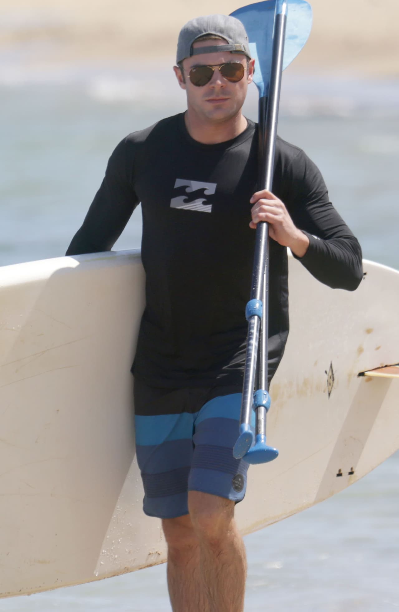 Tanta visita al gimnasio le ha dado muy buenos resultados al guapísimo Zac Efron. Con esos brazotes se antoja un buen apretón.
