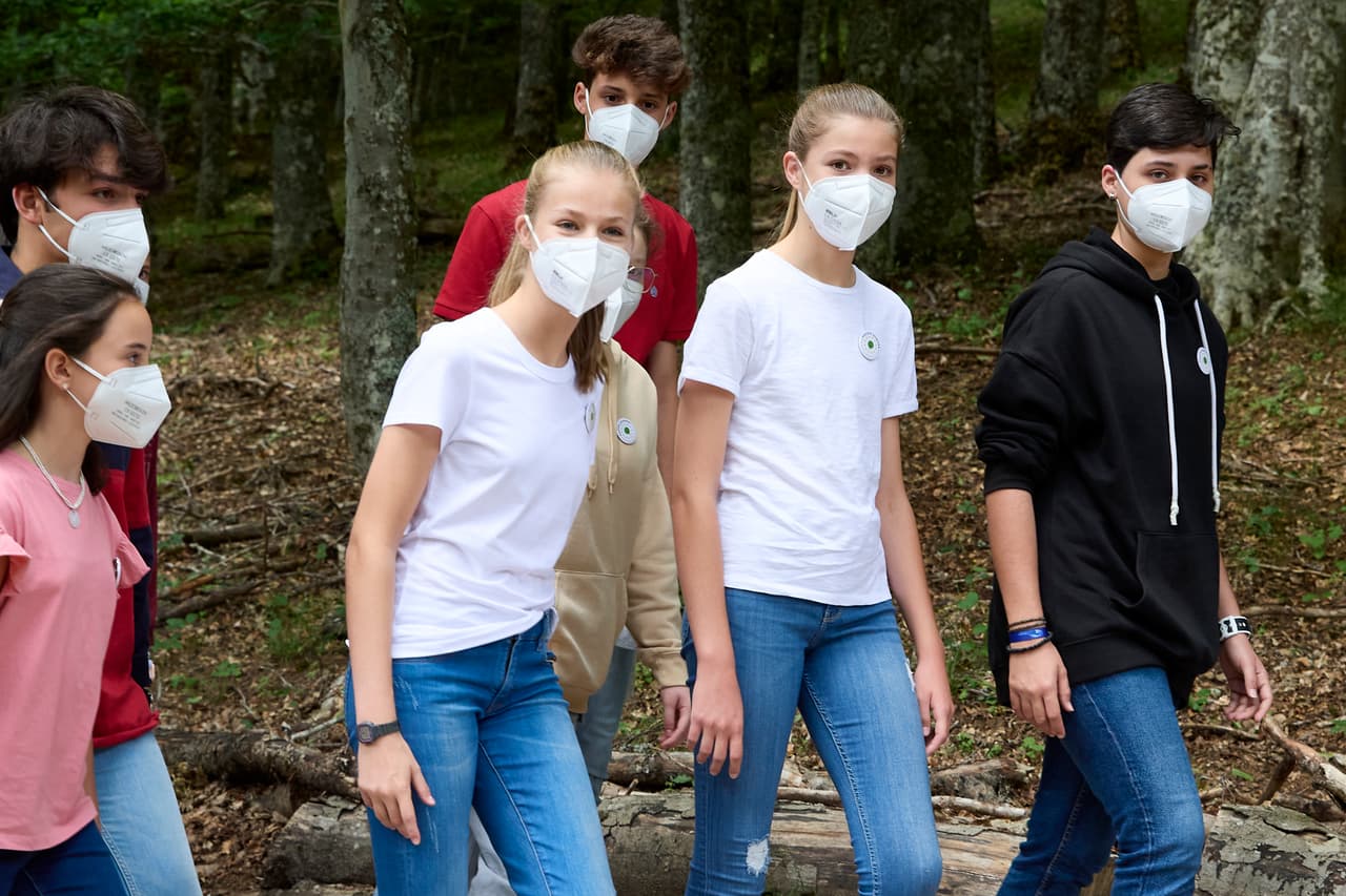 Mientras tanto,
<b><a href="https://www.univision.com/famosos/aunque-ya-estan-en-secundaria-a-leonor-y-sofia-sus-papas-las-acompanan-al-regreso-a-clases-fotos" target="_blank"> la infanta Sofía se quedará en Madrid </a></b>terminando sus estudios de secundaria.
<br>