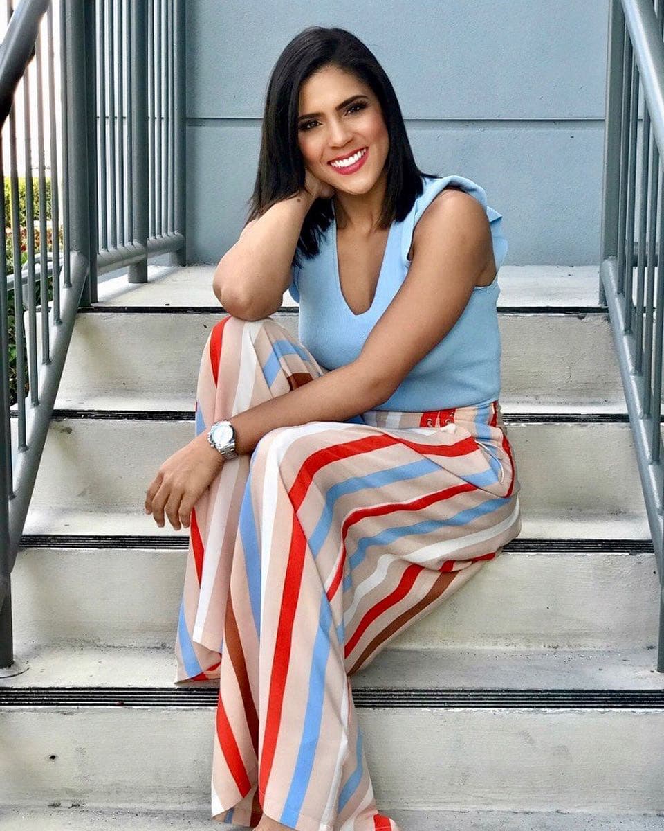 A la dominicana le encanta jugar con los estilos, por lo que no teme cortarlo y lucir una melena totalmente diferente, como en esta imagen donde lleva un corte bob largo.