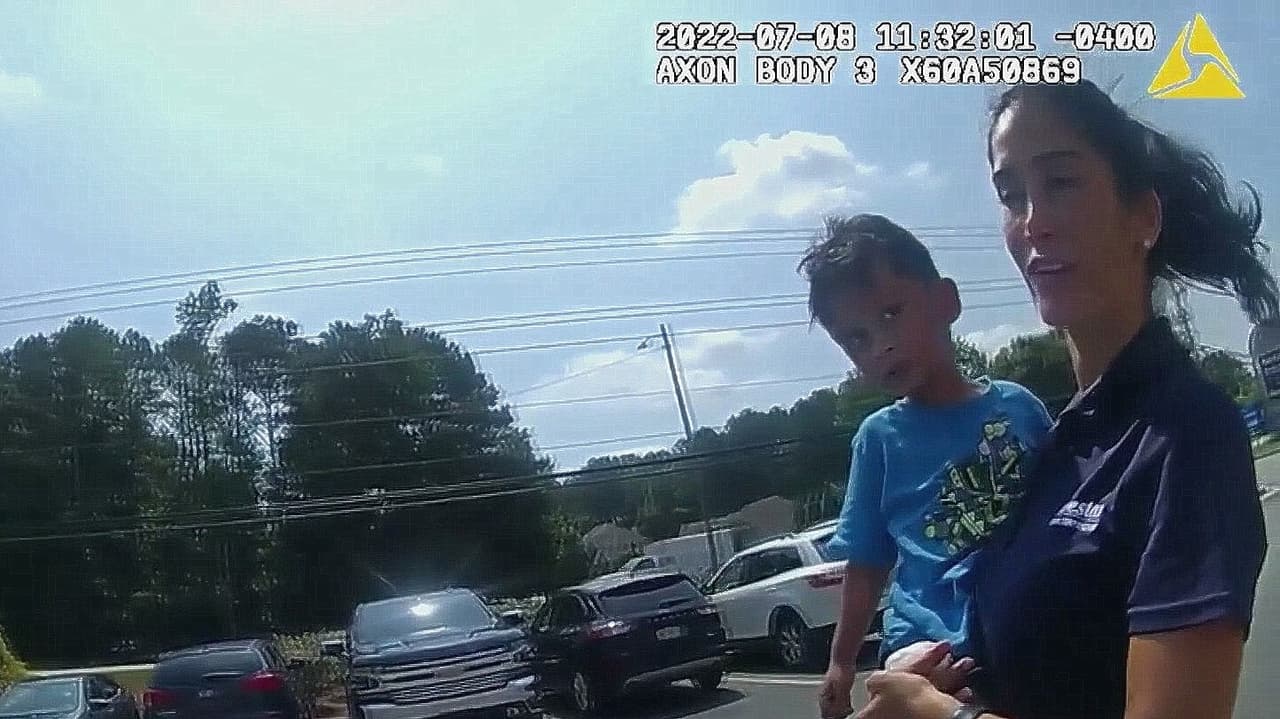 Dejó a su hijo en la guardería y lo encontraron en la calle: una madre hispana pide respuestas