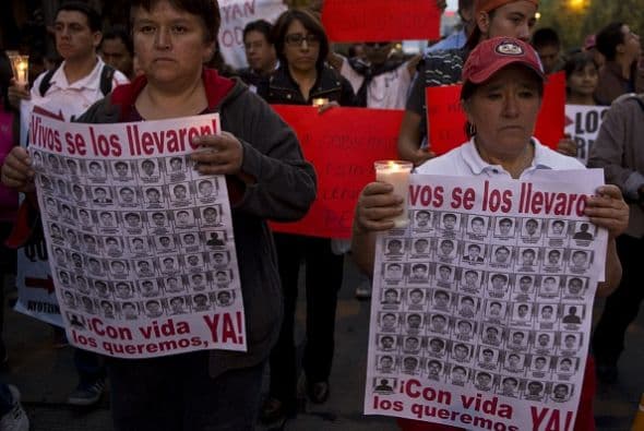 Este cartel fue mostrado por cientos de personas a lo largo del recorrido.