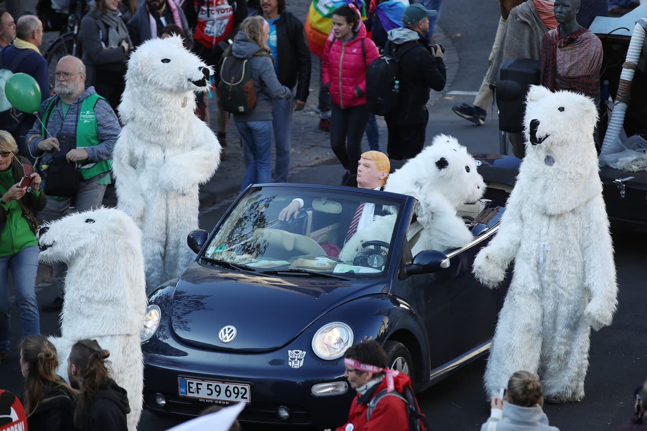Activistas disfrazados de osos polares y hasta del presidente estadounidense Donald Trump marcharon para manifestarse contra los combustibles fósiles.