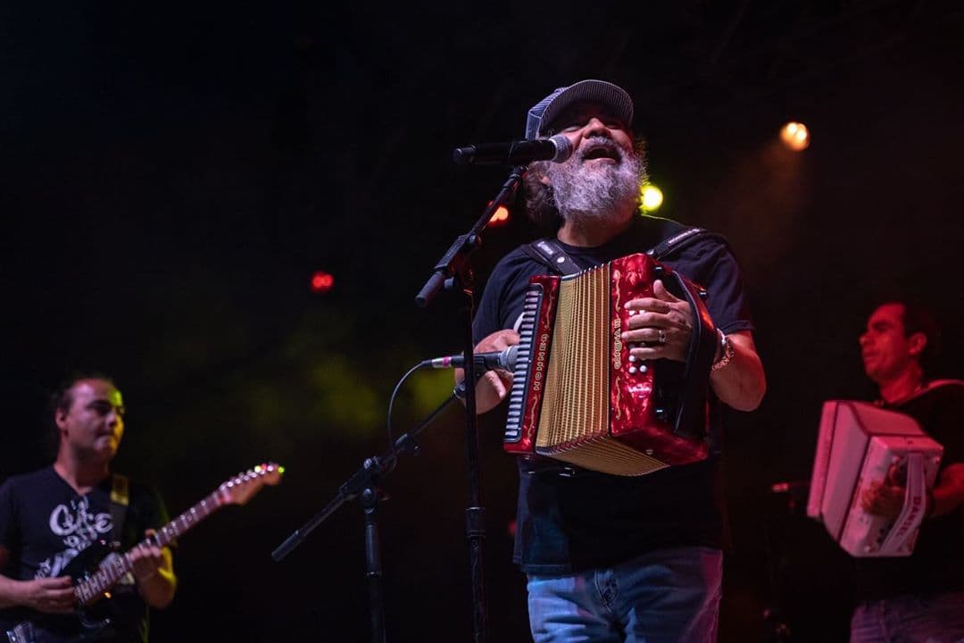 Compró su primer acordeón en 1980 y desde entonces comenzó a introducirse más en el mundo de la música, adoptando como su género favorito el tropical.