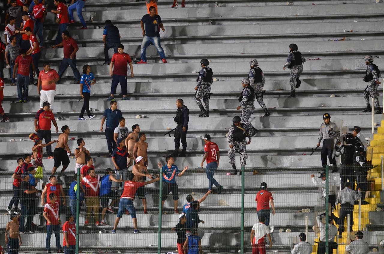 Otro sector de la triubuna lanzó objetos a los jugadores de Tigres cuando estos intentaban calmar los ánimos, el mediocampista
<b> </b>Jesús Dueñas resultó con una herida leve en la mano izquierda.