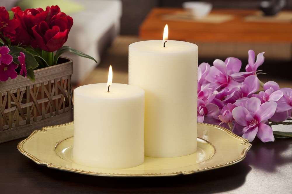 Tranquilo en tu hogar, enciende dos velas de color blanco y en el medio de ellas, coloca un vaso con agua, que servirá para alejar las energías negativas.