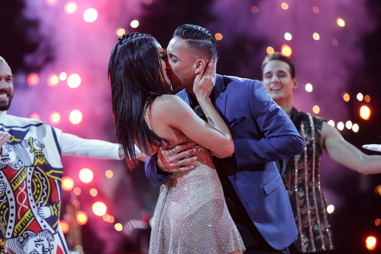 Su segunda presentación estuvo cargada de romanticismo. Su número de mambo lo cerró con un beso a su novio Juan Vélez, quien cantó y bailó junto a ella.