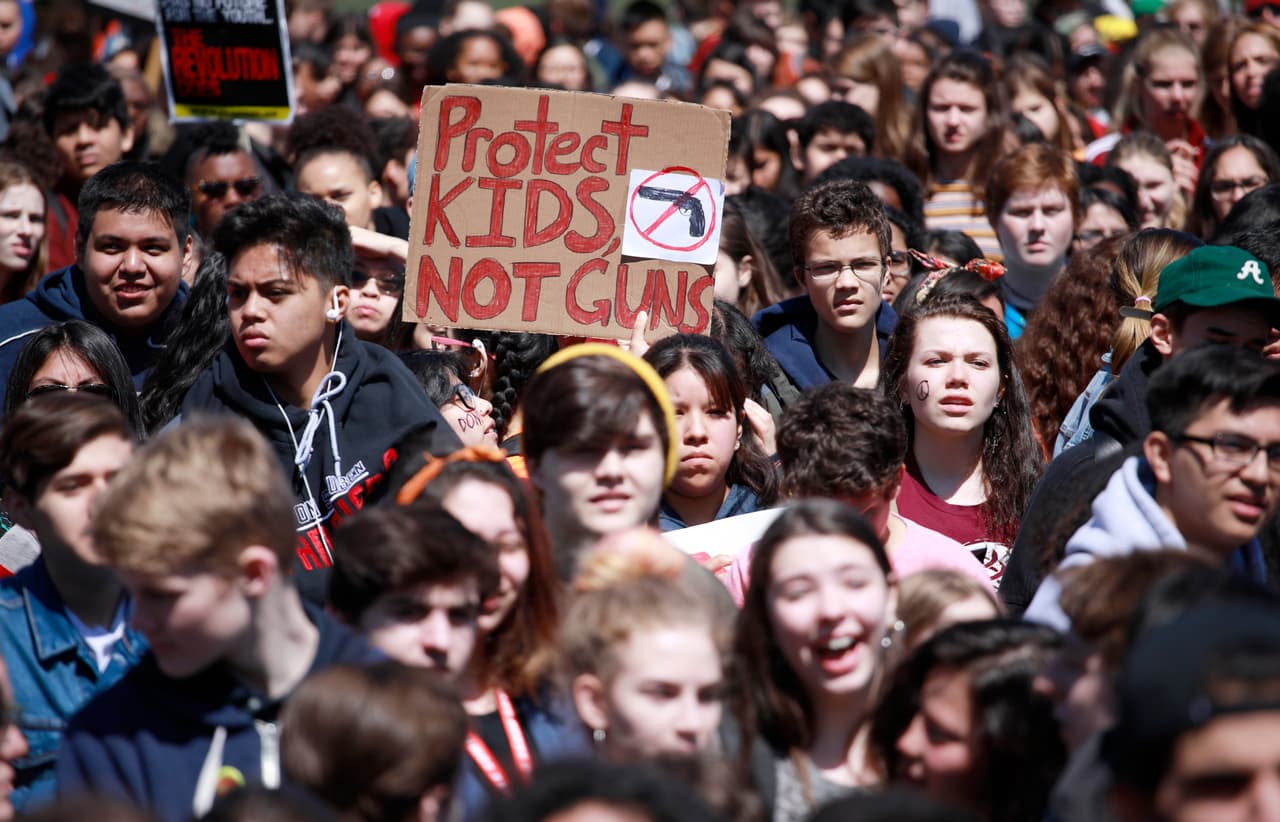 La mayoría de quienes protestan son menores de edad que no quieren que vuelva a pasar una masacre como la de Columbine, Colorado, o Parkland, Florida.