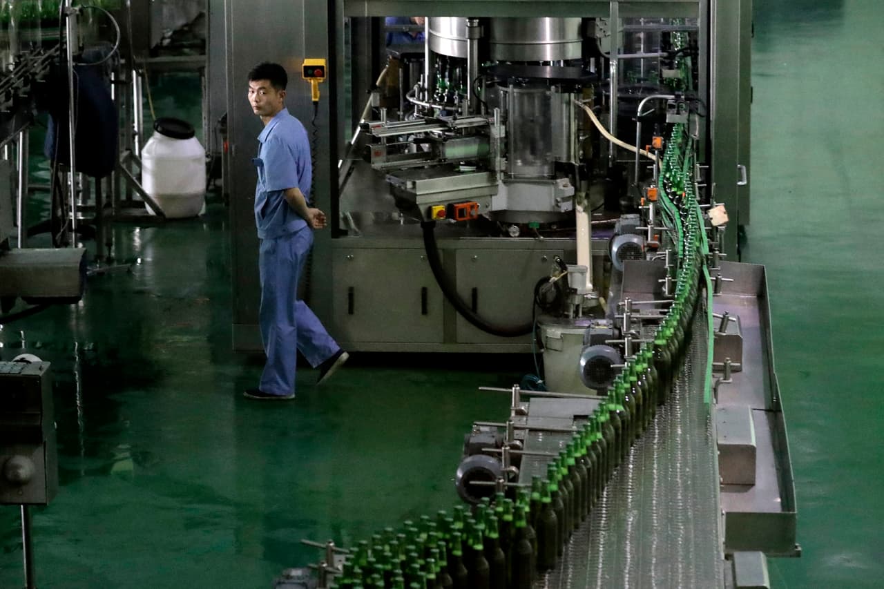 El guía de un recorrido afirmó a la agencia Ap que el fundador de la planta “instruyó a nuestros gerentes y técnicos que, como país socialista, debemos proporcionar a la gente la mejor cerveza del mundo". La empresa estatal emplea a cerca de 700 personas pero es, sobre todo, automatizada. Tardan unos 20 días para producir cada lote de cerveza.