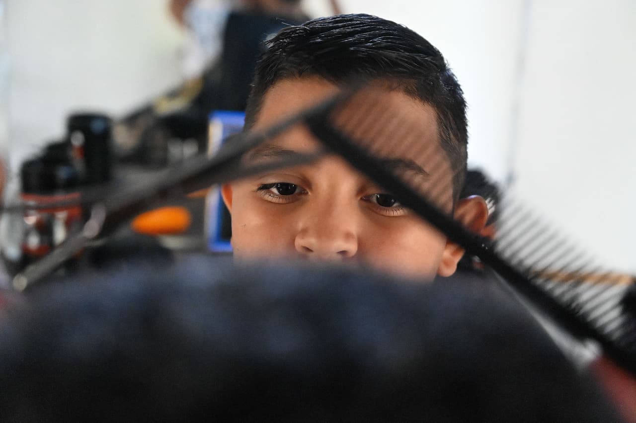 César Zepeda, un soldador de 57 años que quedó satisfecho con el corte que le hizo su joven barbero, cree que Eduardo y sus padres son un ejemplo. A los hijos hay que "apoyarlos en lo que a ellos más les gusta", sostuvo. 
<br>
<br>
<b>"No es necesario irse para otro país para poder triunfar", dijo. </b>
<br>
<br>