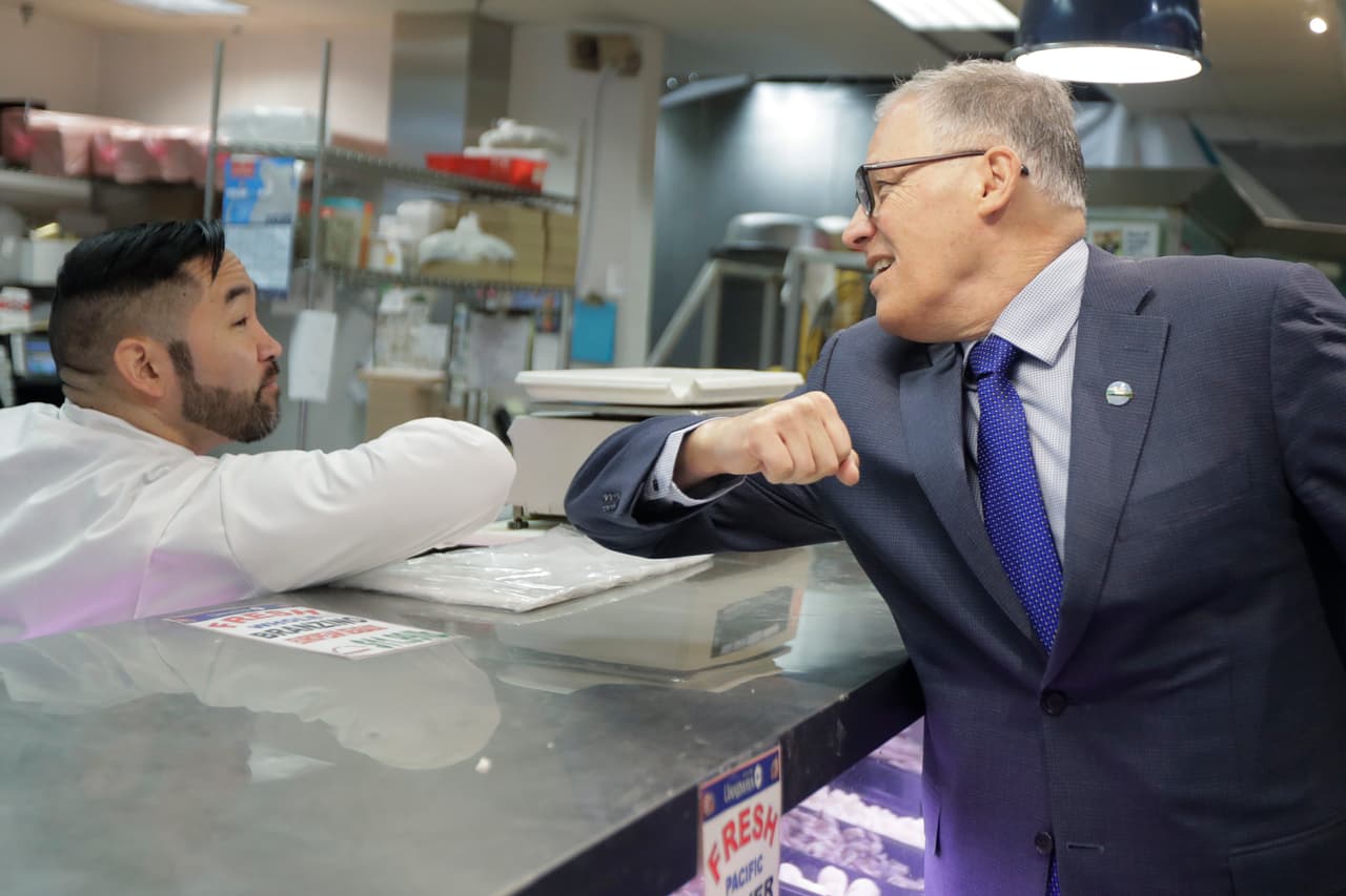 El gobernador de Washington, Jay Inslee, y su saludo preventivo.