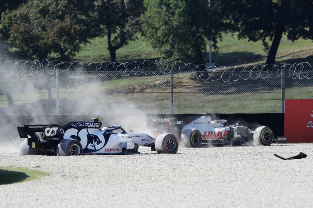 Lewis Hamilton se lleva el Gran Premio de la Toscana, sumando su sexta victoria de la temporada y la número 90 de su trayectoria. La carrera se vio accidentada por el Safety Car, provocando banderas rojas.