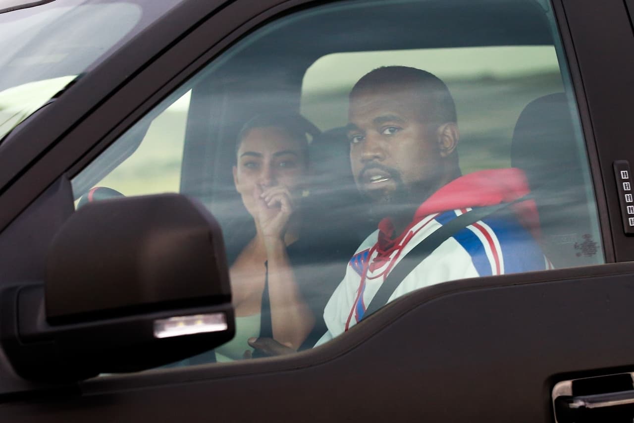 "
<b><a href="https://www.univision.com/famosos/llega-llora-y-se-va-sin-el-la-cronica-de-la-visita-de-kim-kardashian-a-kanye-west-tras-pedir-ayuda-por-su-salud-mental-fotos" target="_blank">Sabe que el matrimonio terminó</a></b> y no hay nada que se pueda hacer en este momento", agregó. 
<br>