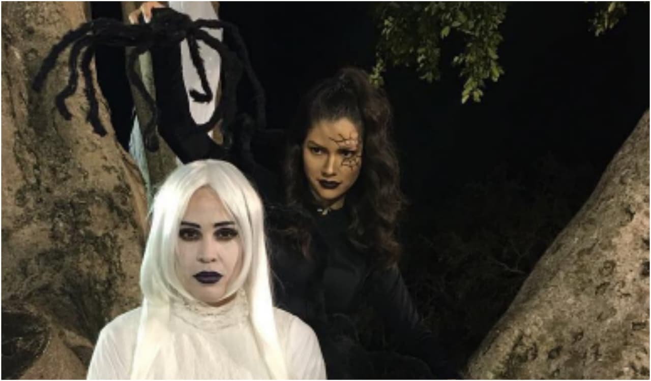 Aquí una foto de las dos, Ana y Karla perfectamente caracterizadas en esta foto que está para dar miedo.