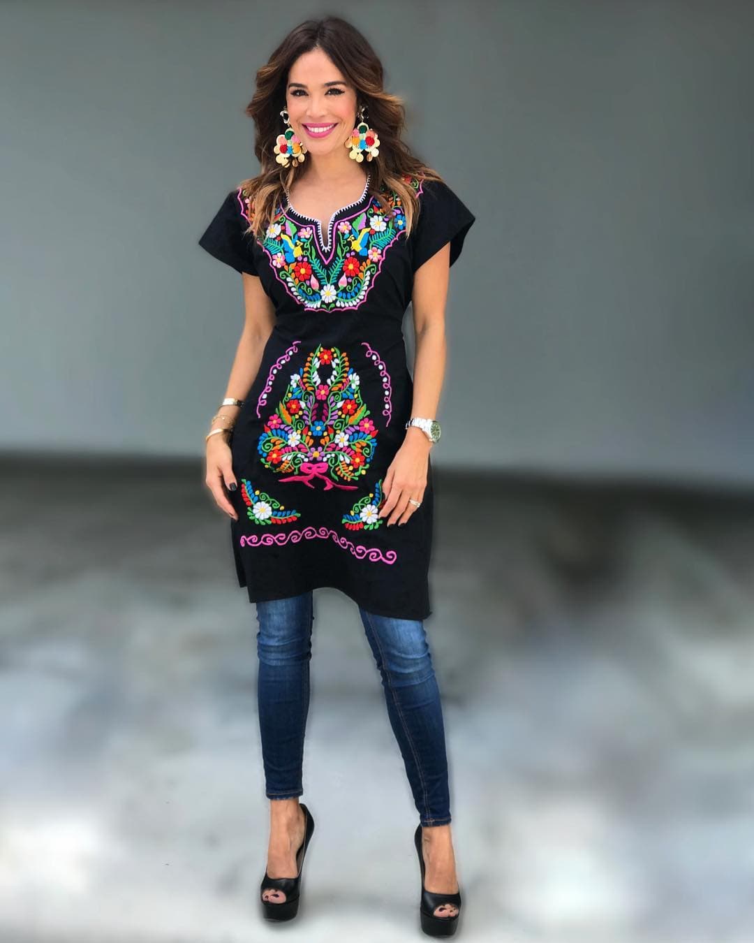 La conductora originaria de Chihuahua, México, ha demostrado tener un buen gusto en la moda y en ocasiones especiales no duda en posar con vestimenta típica de su país, como en esta foto donde portó un hermoso vestido bordado.